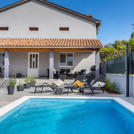 Private Swiming Pool Vila Pula