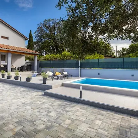 Private Swiming Pool Vila Pula